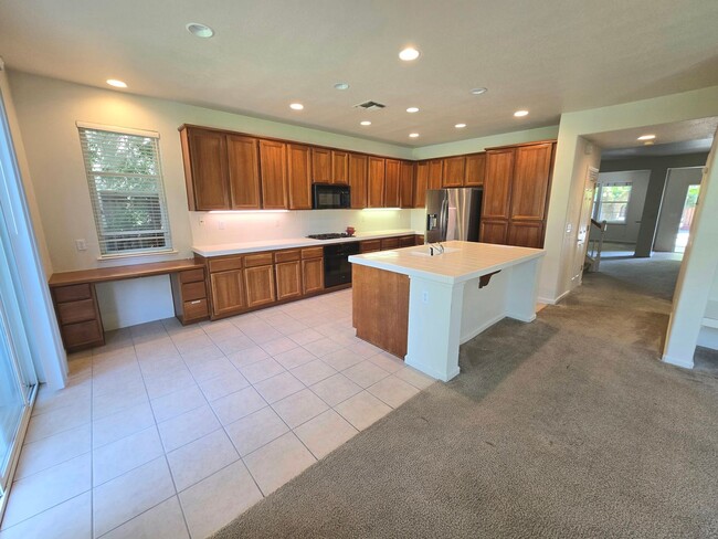 Building Photo - Wonderful 4 bedroom 3 full bath in the Wildhorse Golf Course Community.