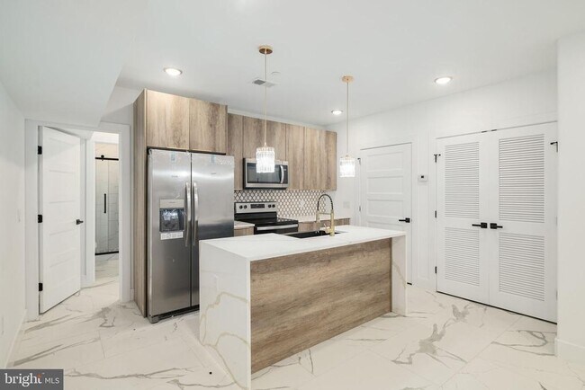 Building Photo - 2000 N Front St