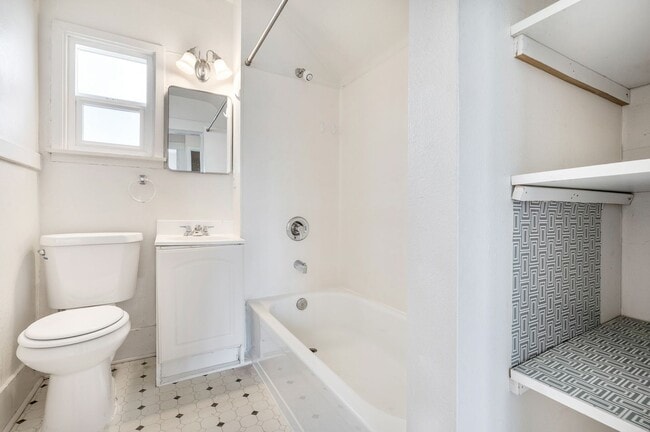 Building Photo - Charming 5 bedroom house with yard!! Close...