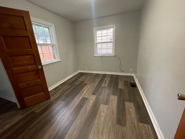 Building Photo - Updated 1 Bedroom Home - Washer-Dryer Included!