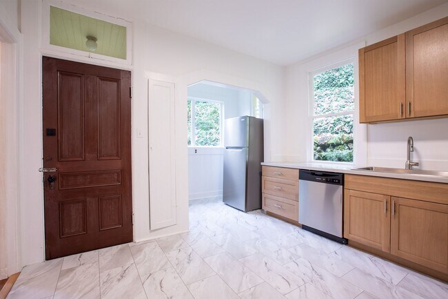 Building Photo - 1940-1946-1946 SW Market St Dr