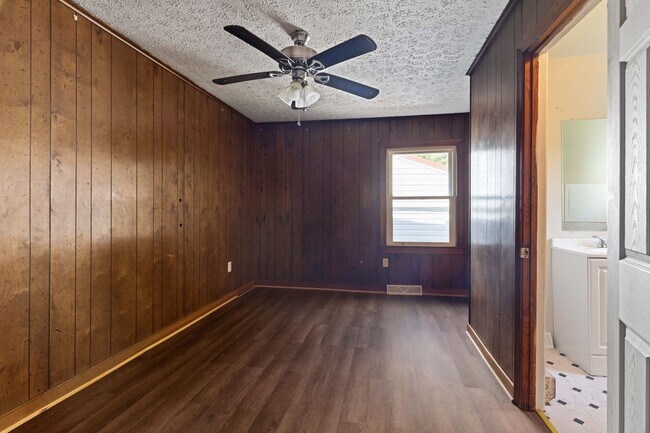 Building Photo - 516 N Center St