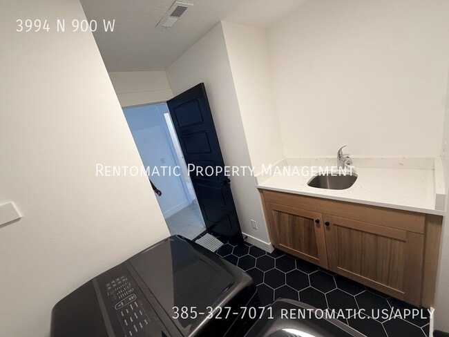 Building Photo - 3994 N 900 W