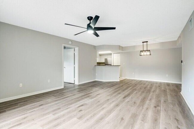 Building Photo - 1700 Crestwood Ct S