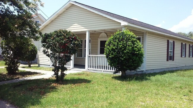 Building Photo - Promise Land Historic Walking District Downtown Morehead City! Charming 4 bedroom 1 1/2 bath Home...