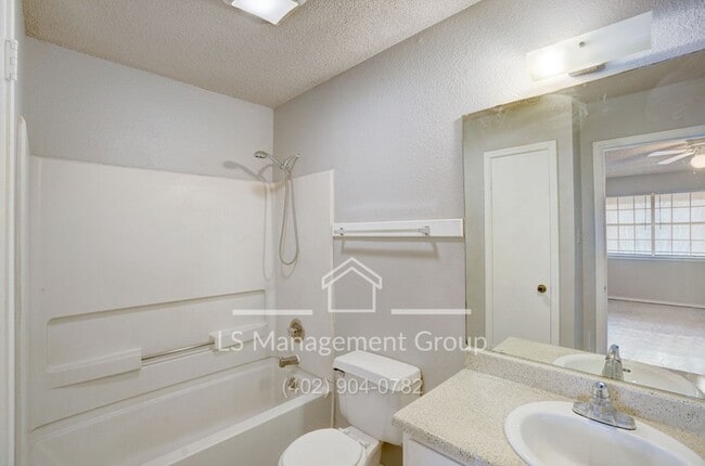 Building Photo - 7517 Oak Chase