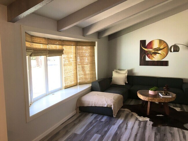 Building Photo - Beautiful & Spacious Home in Quiet Gunbarrel Neighborhood