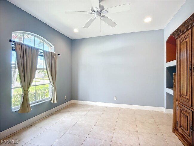 Building Photo - 4930 SW 25th Ct
