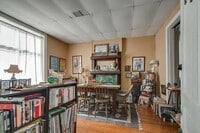 Building Photo - Charming 1 Bedroom/ 1 Bath Apartment walka...