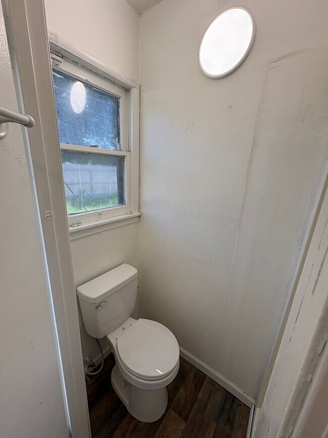 Building Photo - Cozy Home On Spacious Corner Lot Available Now in Dinuba CA!
