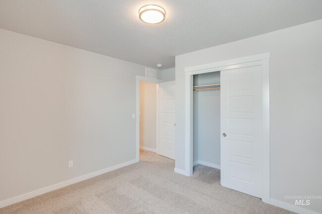 Building Photo - 5820 W Striker Ln