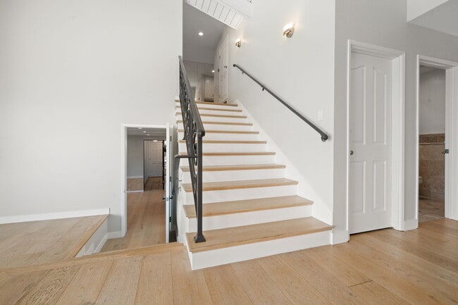 Building Photo - 16946 Encino Hills Dr