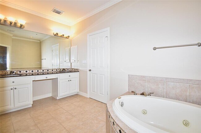 Building Photo - 4323 Lake Walk Ct