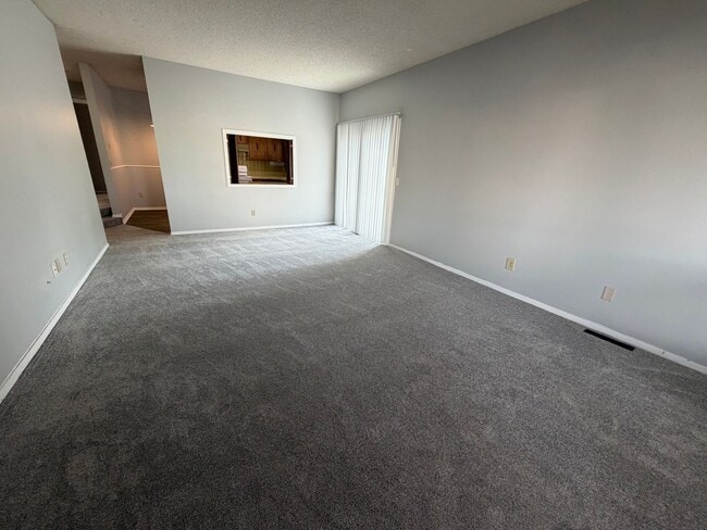 Building Photo - 3 Bed 2 Bath Duplex