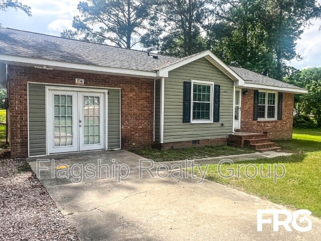 Building Photo - 466 Circle Dr