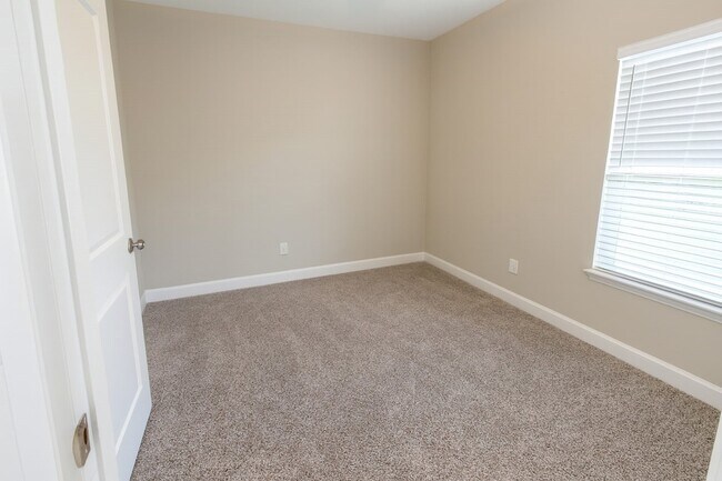 Building Photo - 292 Sunnyside Dr