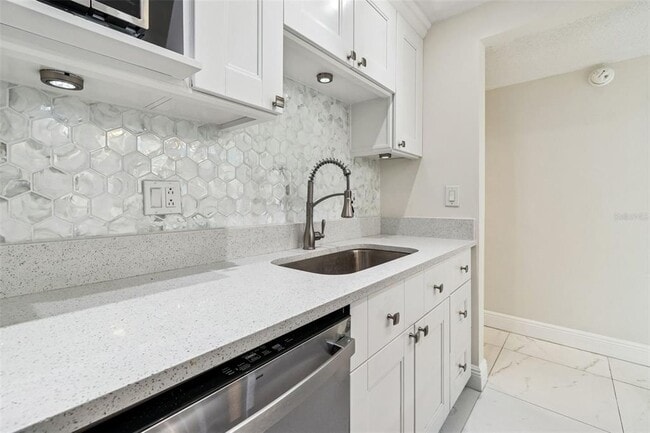 Building Photo - 2302 S Manhattan Ave