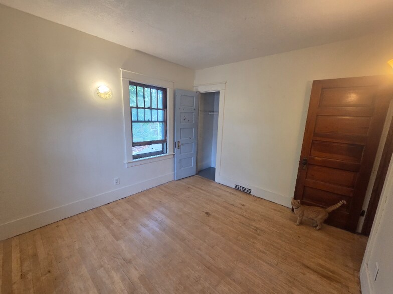 Building Photo - 1907 N Oakley St