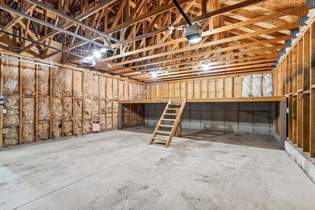 Building Photo - Lolo 4 bedroom, 2 bath, 2,520 Sq. Ft. home...