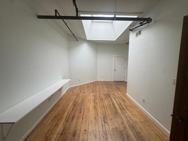 Building Photo - 811 Cook Building