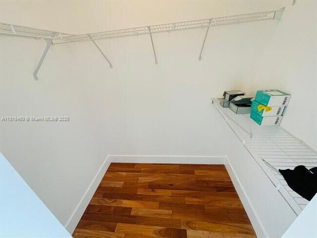Building Photo - 1155 Brickell Bay Dr