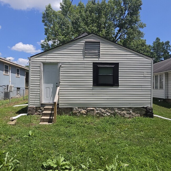 Building Photo - Cozy 3 bedrooms and 1 full bath home located on S Willow Ave in Independence, MO