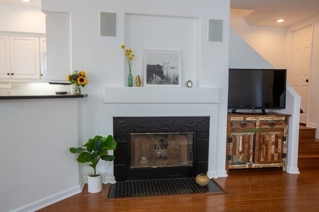 Building Photo - 593 Sweet Pea Pl