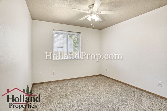 Building Photo - Lovely 2 bedroom unit with private fenced yard!