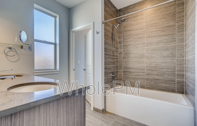 Building Photo - 2331 Glenarm Pl