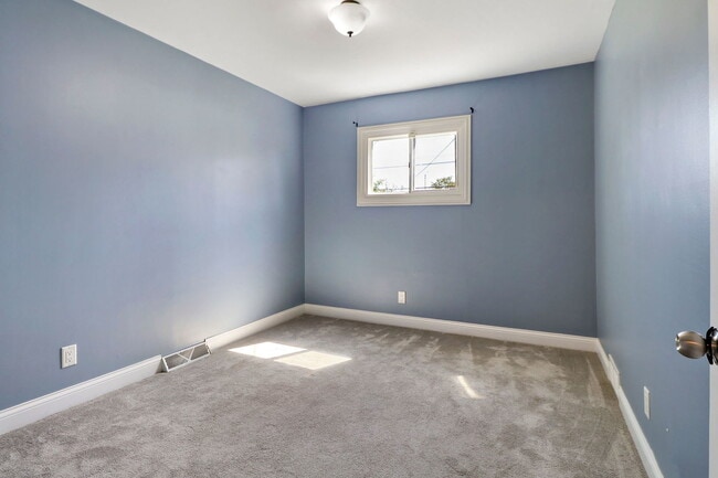Building Photo - 1515 N Pleasant Dr