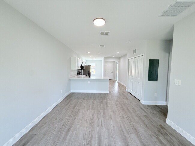 Building Photo - 6941 Dickinson Dr
