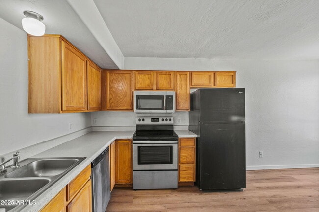 Building Photo - 535 W 9th St