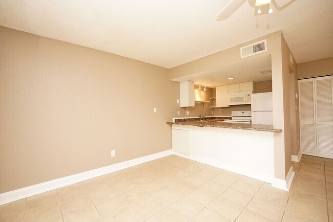 Building Photo - 308 E Miracle Strip Pkwy