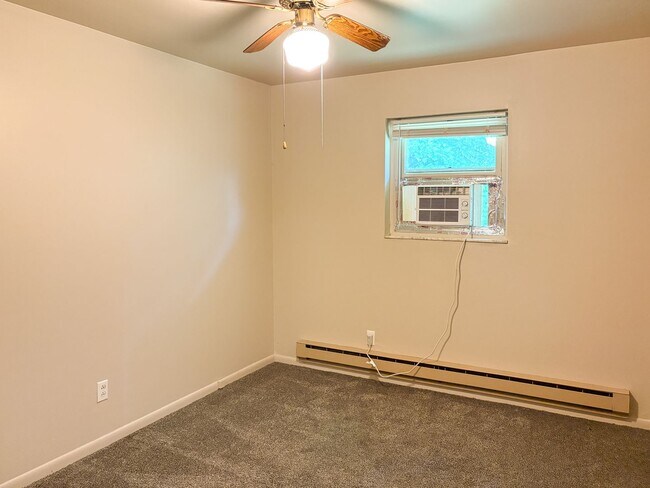 Building Photo - 2 bed / 1 bath duplex in country setting
