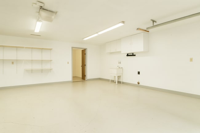 Building Photo - Spacious SW Bend Home on Nearly Half an Ac...