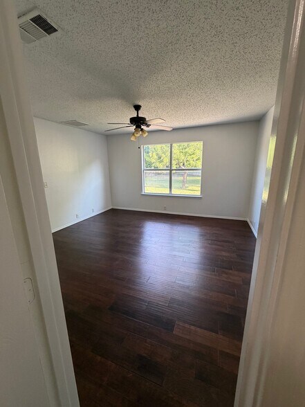 Building Photo - 804 Creekside Dr
