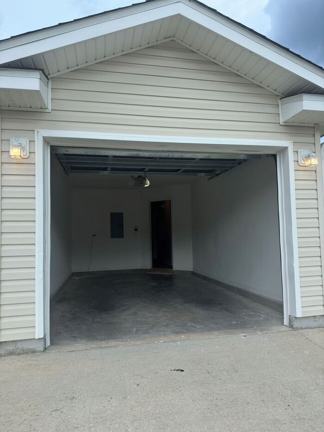Building Photo - 7970 Stonebrook Dr