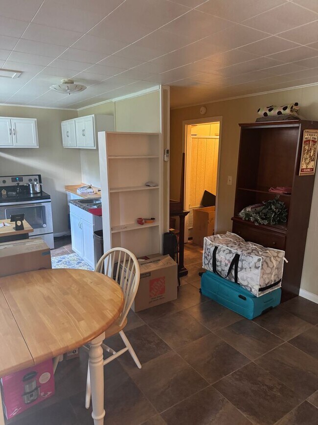Building Photo - One Bedroom, One Bathroom Apartment Available July 2026