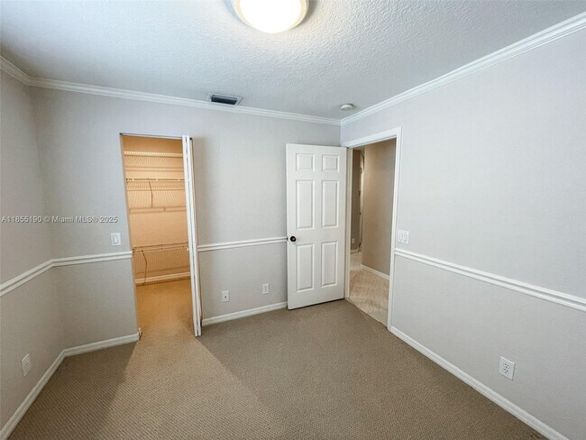 Building Photo - 686 Maplewood Ct