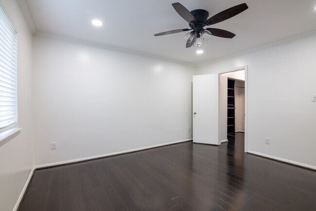 Building Photo - 1001 Woodland Vlg