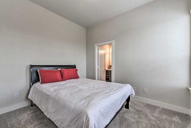 Building Photo - 2107 Stuart St