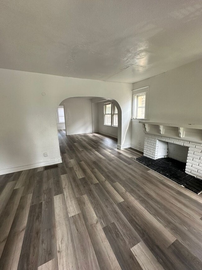 Building Photo - 4 bedroom 1.5 bath