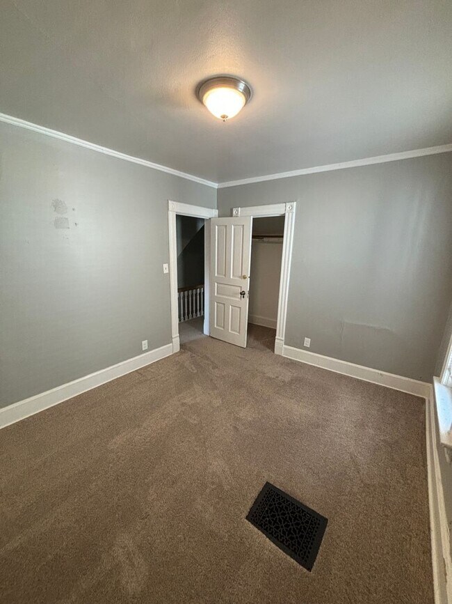 Building Photo - 916 E Lyon St