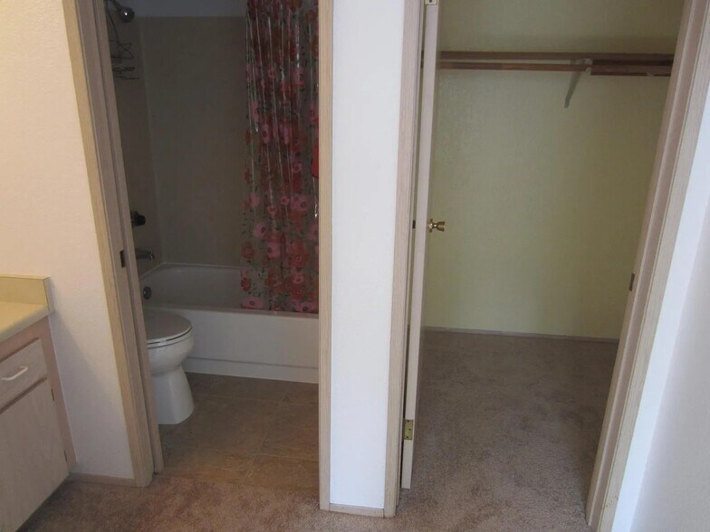 Building Photo - 19230 Forest Park Dr NE