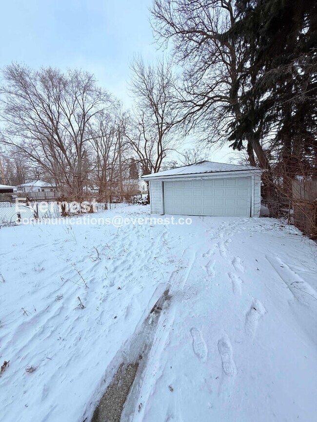 Building Photo - 18640 Sherwood St