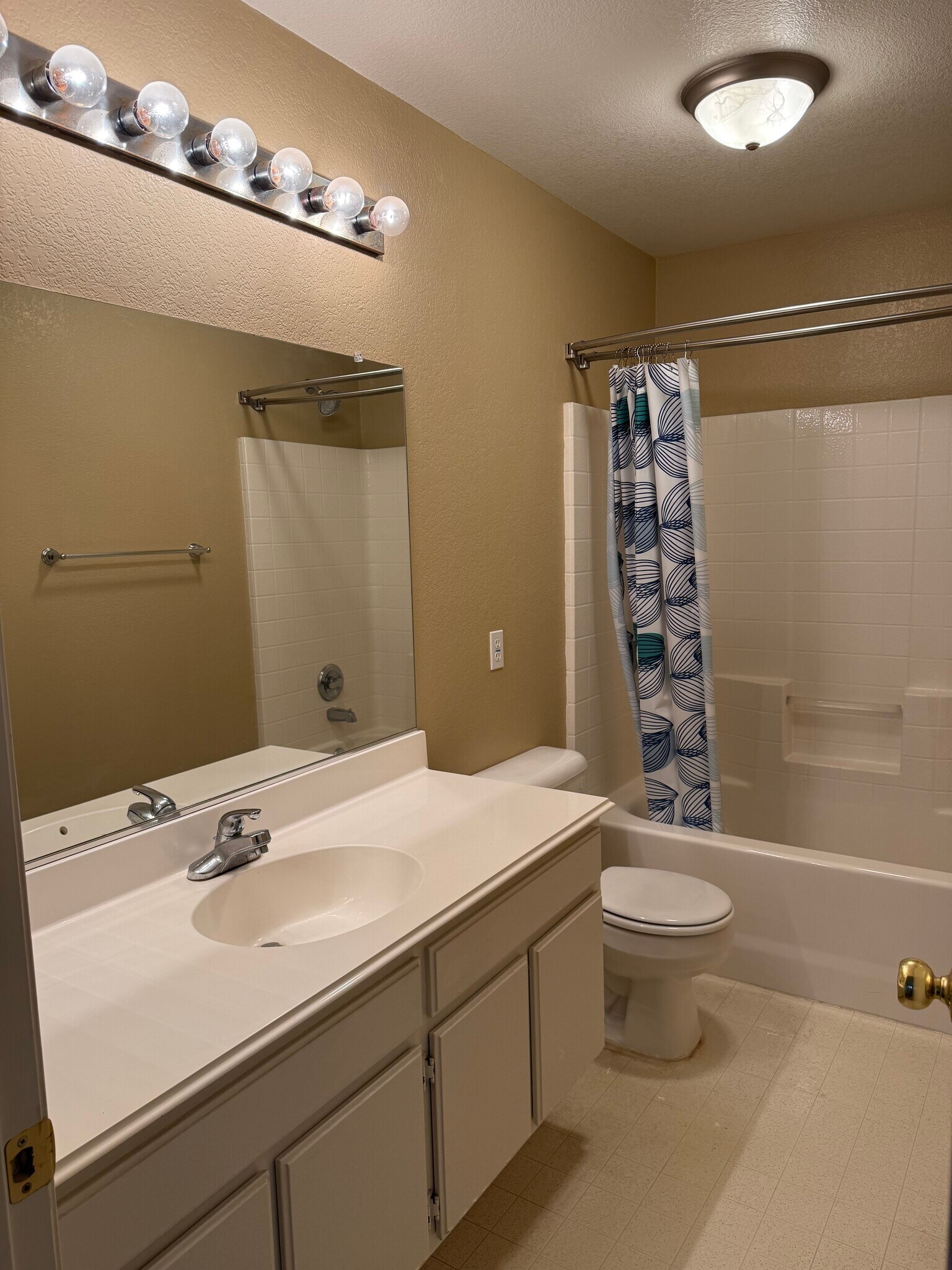 Building Photo - 590 Yarrow Dr