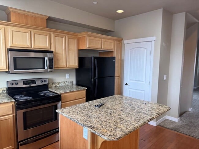 Building Photo - **SPECIAL** FIRST MONTH FREE W/ ONE YEAR LEASE/ 3 LEVEL CONDO W/ UPGRADES, GARAGE/ FENCED YARD