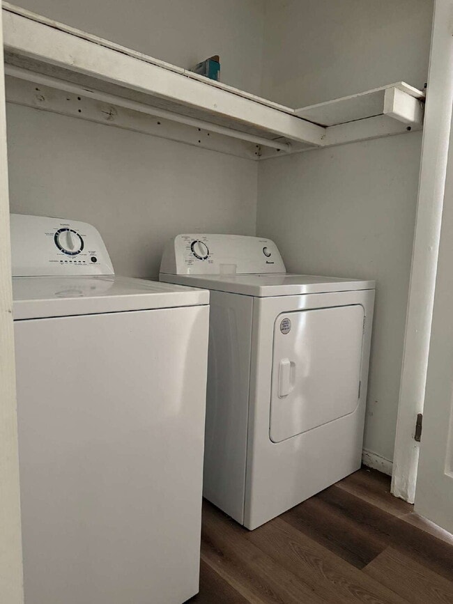 Building Photo - Two Bedroom Charmer with Washer & Dryer In...
