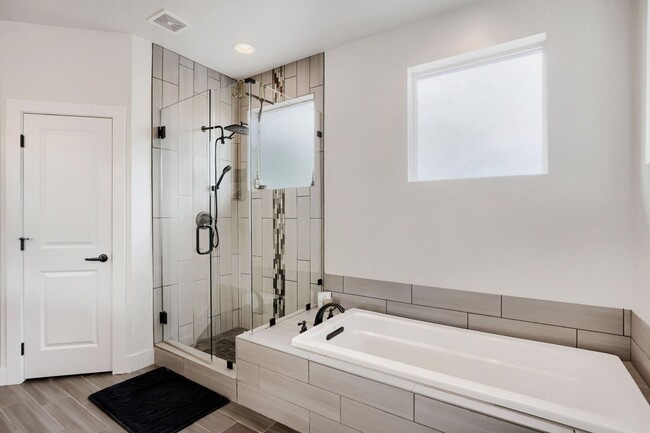 Building Photo - Bright & Inviting Home | Access to All