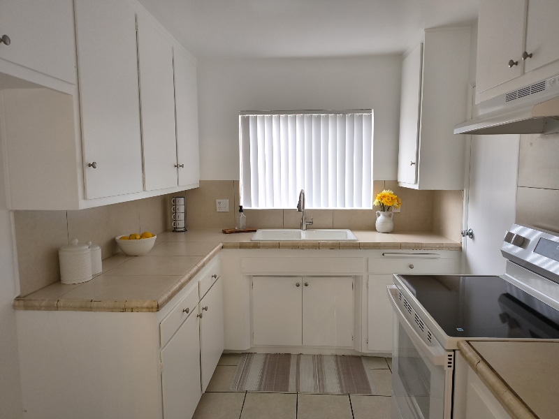 Building Photo - 400 E Live Oak St